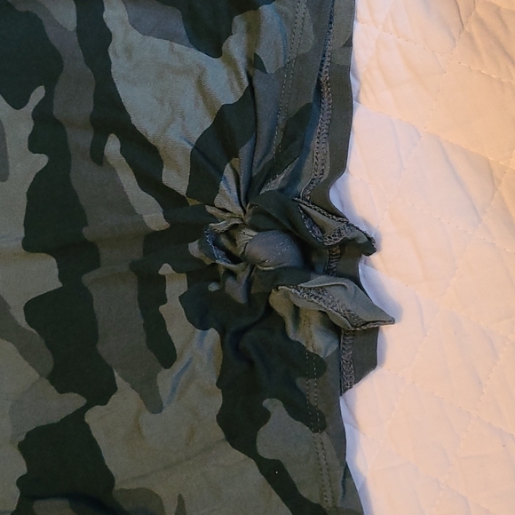 💥3/$25💥 Camo print front knotted Tee - Picture 2 of 3